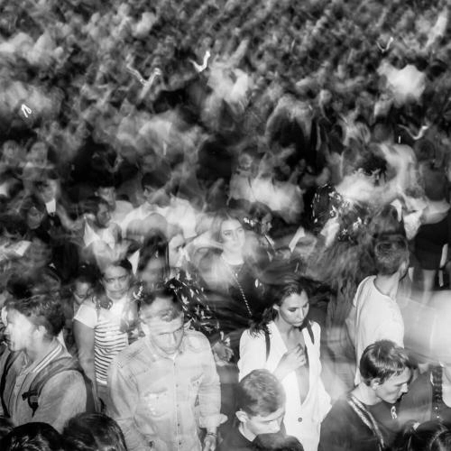 Среди разрушенных панельных зданий