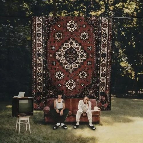 Ковер, телевизор