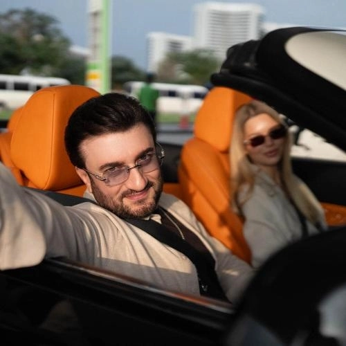 Она девочка, ей можно